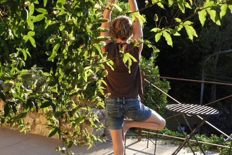 posture de l'arbre - yoga - Vrksasana - équilibre - stabilité