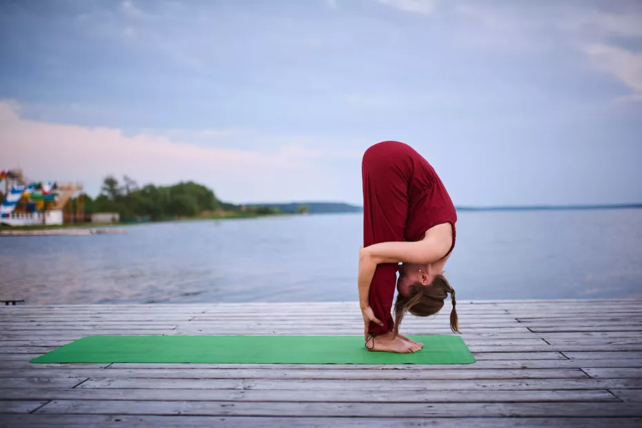 uttanasana - pince debout- lacher prise - souplesse - cours de yoga - albi